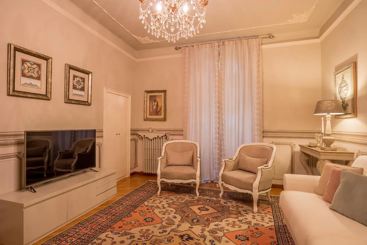 Apartment Domus Verona - Incantevole Residenza Difronte A Casa Giulietta